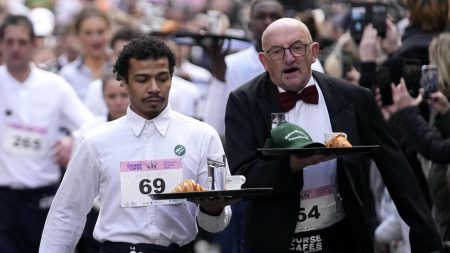 Les serveurs courent vers la gloire alors que Paris fait revivre une tradition centenaire Les serveurs courent vers la gloire alors que Paris fait revivre une tradition centenaire