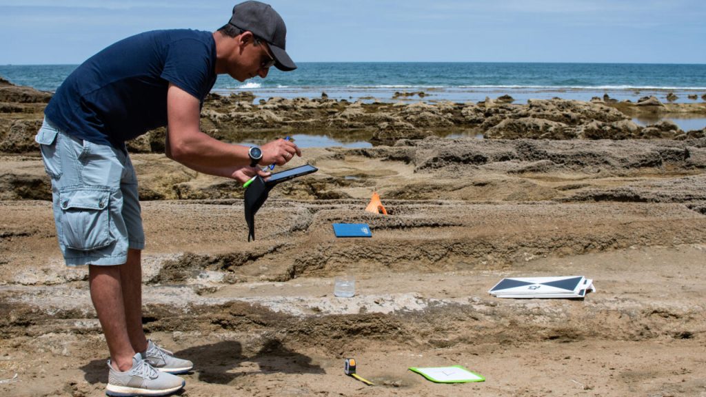 Des scientifiques découvrent des empreintes humaines vieilles de 100 000 ans sur une plage marocaine