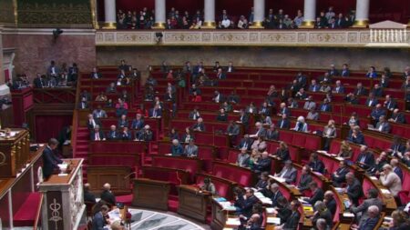 Accord d’aide à l’Ukraine : Députés approuvent 3 milliards d’euros, Macron signe le texte Soutien à l'Ukraine : les députés approuvent largement le texte
Emmanuel Macron a signé un accord qui prévoit trois milliards d'euros d'aide à l'Ukraine. Mardi 12 mars, les députés ont voté très largement pour cet accord, après des débats tendus.