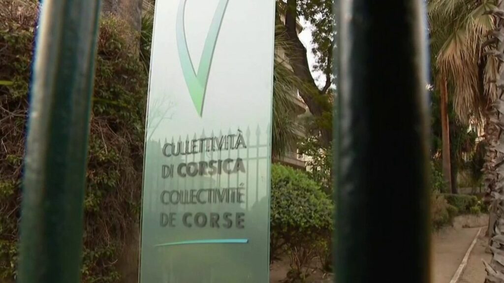 Autonomie de la Corse : un accord trouvé entre le gouvernement et les élus corses
          Après plus d'un an de négociations, un accord a été trouvé en Corse, avec un texte qui prévoit un statut d'autonomie de l'île, au sein de la République.