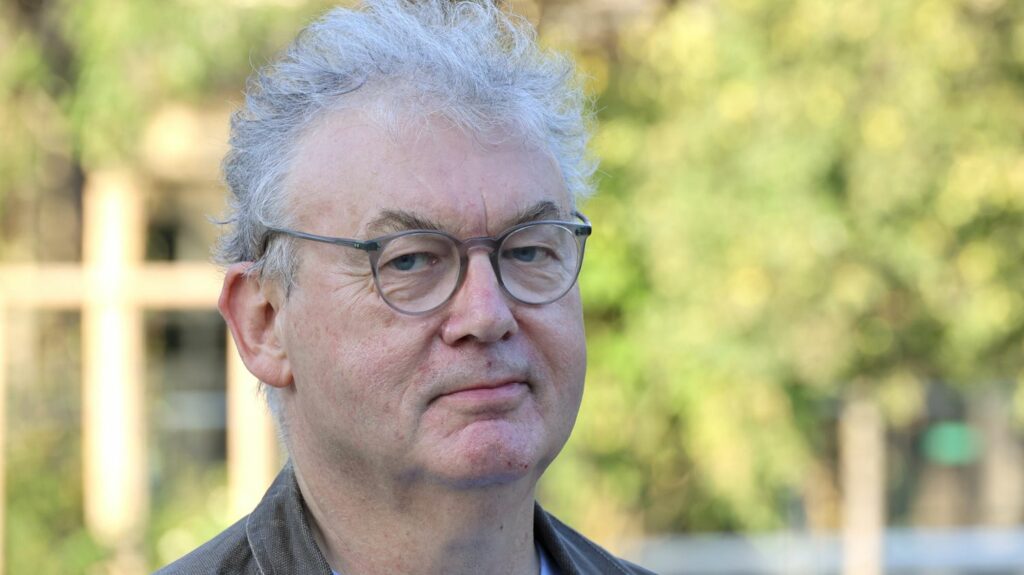 Le producteur Dominique Besnehard accusé d'agressions sexuelles, l'ancien agent se défend
          Dans une enquête de "L'Obs", jeudi, deux hommes accusent le producteur d'agression sexuelle. "Je les ai peut-être dragués, et alors ?", réagit l'ancien agent, niant ces accusations.