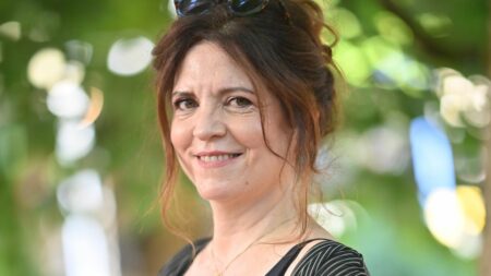 Agnès Jaoui en femme bipolaire dans "La vie de ma mère" : "Un film qui déculpabilise et montre à quel point c'est compliqué pour tout le monde"
          Tous les jours, une personnalité s'invite dans le monde d'Élodie Suigo. Mercredi 6 mars 2024 : La réalisatrice et comédienne, Agnès Jaoui. Elle est à l’affiche du film de Julien Carpentier, "La vie de ma mère" qui sort ce mercredi.