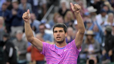 Alcaraz ignore les piqûres et les essaims d'abeilles pour envoyer Zverev à Indian Wells