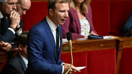 Le député Alexandre Vincendet exclu du groupe Les Républicains à l'Assemblée nationale
          Il est notamment reproché à l'élu du Rhône d'être apparu sur un tract du parti Horizons ou d'avoir participé à une réunion du parti d'Edouard Philippe sur la sécurité.