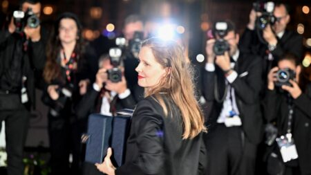 Oscars 2024 : dans les coulisses de la "machine énorme" mise en place par l'équipe d'"Anatomie d'une chute" pour rafler des trophées
          Dimanche, la dernière Palme d'or cannoise, réalisée par Justine Triet, sera l'un des films attendus lors de la 96e cérémonie des Oscars, avec pas moins de cinq nominations, dont meilleur film et meilleure réalisation.