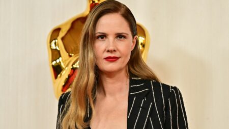Après l'Oscar du meilleur scénario original, les portes de Hollywood "sont ouvertes", affirme la réalisatrice française Justine Triet
          Depuis la Palme d'or en mai, "Anatomie d'une chute" a accumulé les récompenses internationales avec deux Golden Globes, un Bafta (équivalent d'un César britannique) et plusieurs prix des critiques américains.