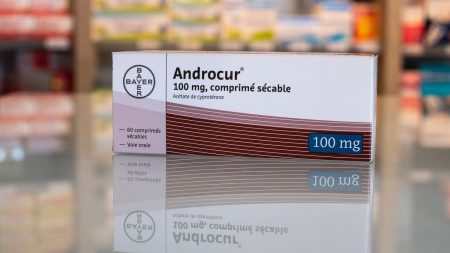 Risques liés à l'Androcur : des victimes du médicament poursuivent l'État en justice
          L'Androcur a été massivement prescrit à des femmes contre l'endométriose, l'acné ou comme moyen de contraception mais il peut provoquer des tumeurs au cerveau chez certaines patientes.