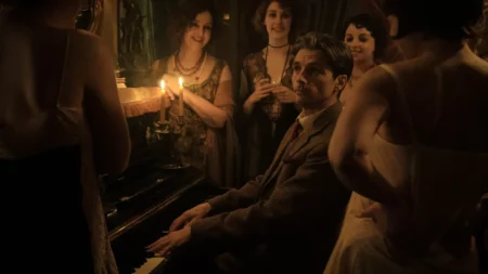 "Bolero" : Anne Fontaine rassemble un beau casting autour du mystère Maurice Ravel
          Mystérieux, Maurice Ravel ? Du moins discret, voire secret. Anne Fontaine s’intéresse à son année 1928, quand il crée son "Boléro", l'une des œuvres la plus jouée au monde, un tube de la musique classique.