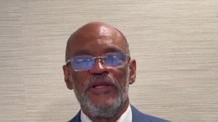 Ariel Henry, Premier Ministre d’Haïti, démissionne face à la pression des gangs Haïti : le Premier ministre a démissionné sous la pression des gangs
Ariel Henry a décidé de quitter son poste de Premier ministre, lundi 11 mars. Depuis quelques jours, une coalition de gangs menaçait de mettre Haïti à feu et à sang si le chef du gouvernement restait en place.