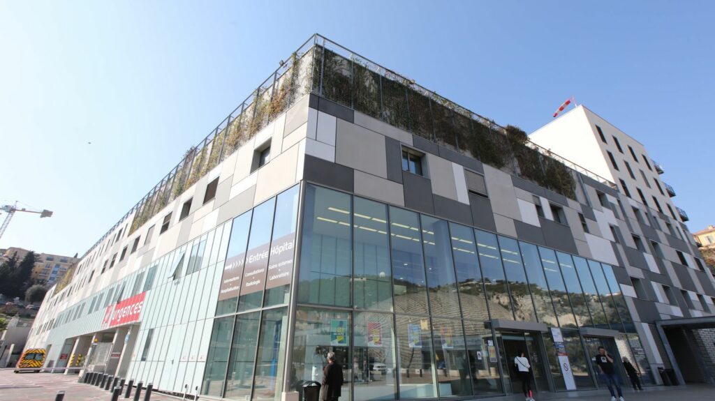 Sept personnes placées en garde à vue, soupçonnées d'avoir arnaqué le CHU de Nice en facturant des travaux jamais réalisés
          Le préjudice financier est estimé à 442 339 euros.