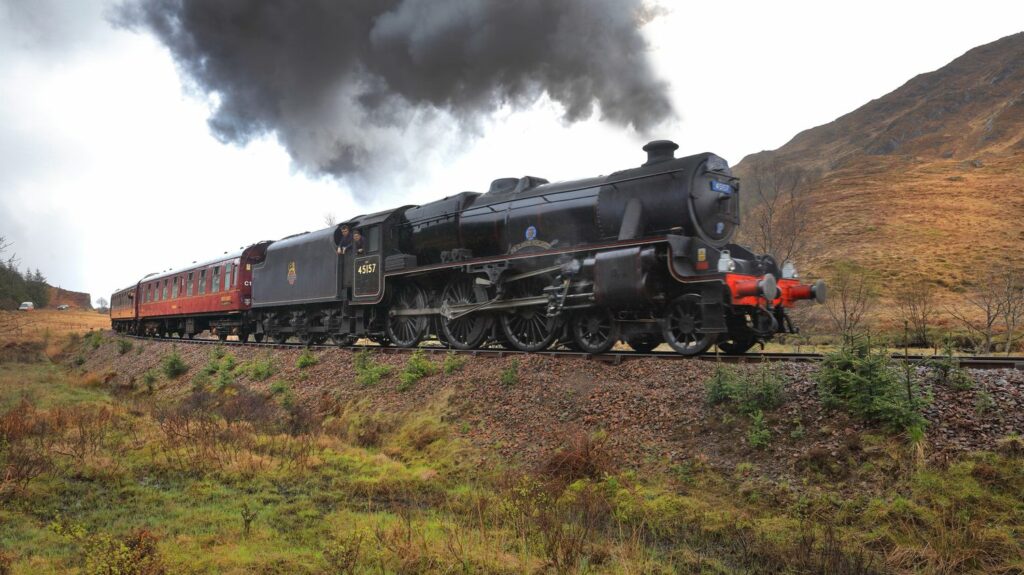 En Ecosse, le train d'Harry Potter mis à l'arrêt pour des raisons de sécurité par le gendarme du rail britannique
          Le Jacobite Steam Train est très connu des fans de la célèbre saga, qui sont nombreux à visiter le "Poudlard Express" chaque année.