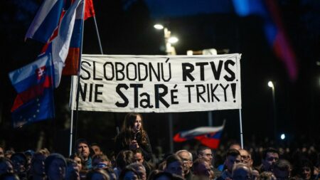 Europe : l'audiovisuel public et la droite populiste en Slovaquie et en Pologne
          Le gouvernement slovaque, pro-russe, veut mettre la main sur l’audiovisuel public. Alors que le gouvernement polonais, pro-européen, veut rétablir la liberté de la presse après le passage du parti ultraconservateur.
