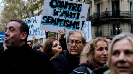 Le nombre de crimes et délits racistes, xénophobes ou antireligieux a augmenté de 32% en 2023, selon le ministère de l'Intérieur
          Au total, la police et la gendarmerie ont enregistré 8 500 crimes ou délits commis "en raison de l'ethnie, de la nation, d'une prétendue race ou de la religion".