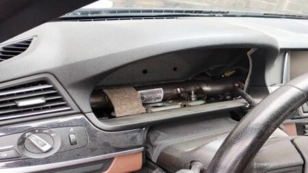 Automobile : le vol de pièces détachées en hausse
          C'est un type de vol qui se répand : de plus en plus de consoles centrales de voitures avec GPS ou ordinateur de bord intégrés sont volées tout comme des volants. Le phénomène se propage sur tout le territoire.