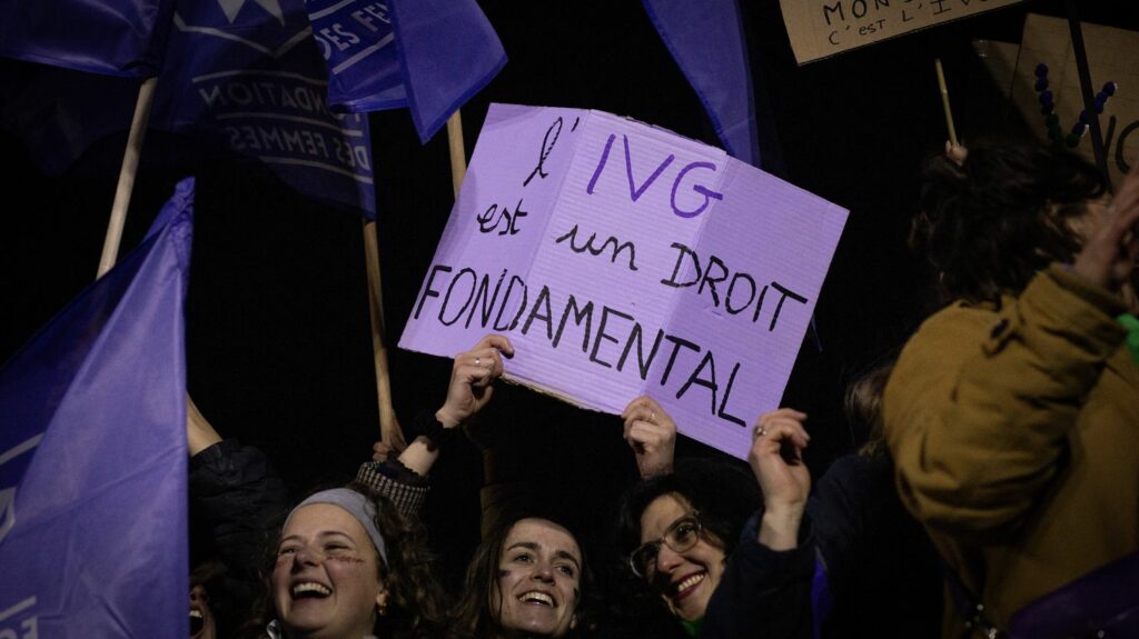 Avortement : "Ce qu'on doit aux femmes qui souhaitent avoir accès à l'IVG, c'est que ce soit simple", déclare Aurore Bergé
          La ministre déléguée chargée de l'Égalité entre les femmes et les hommes veut accentuer le "soutien aux centres de premiers secours et d'information des femmes", a-t-elle déclaré vendredi.