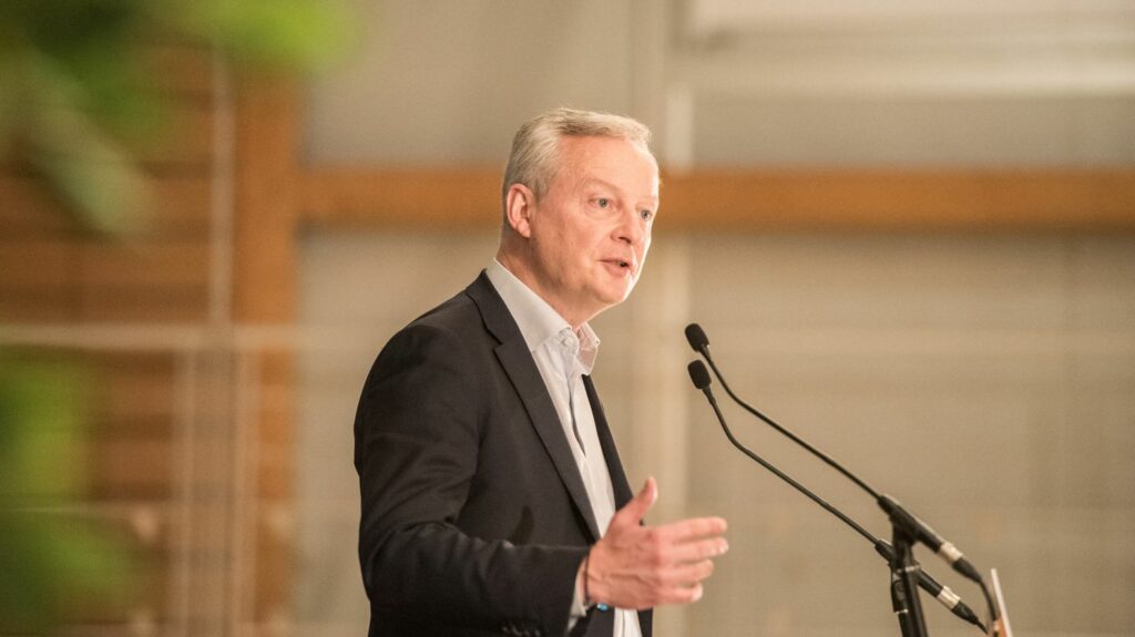 Trafic de drogue : Bruno Le Maire veut instaurer des sanctions administratives "complémentaires" des procédures judiciaires
          Lors d'une audition devant la commission d'enquête du Sénat, le ministre de l'Economie a proposé de simplifier le gel des avoirs "pour taper plus efficacement les trafiquants au portefeuille".