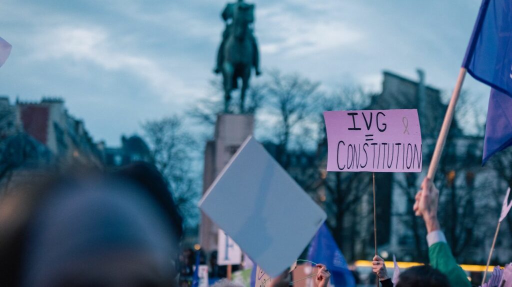 IVG dans la Constitution : une cérémonie du scellement féministe... et l'occasion pour Emmanuel Macron d'exposer son bilan
          La cérémonie du scellement de la Constitution révisée avec l'inscription de l'IVG a lieu vendredi midi. Elle sera l'occasion pour le président de célébrer son bilan sur l'égalité entre les femmes et les hommes et la lutte contre les violences faites aux femmes.