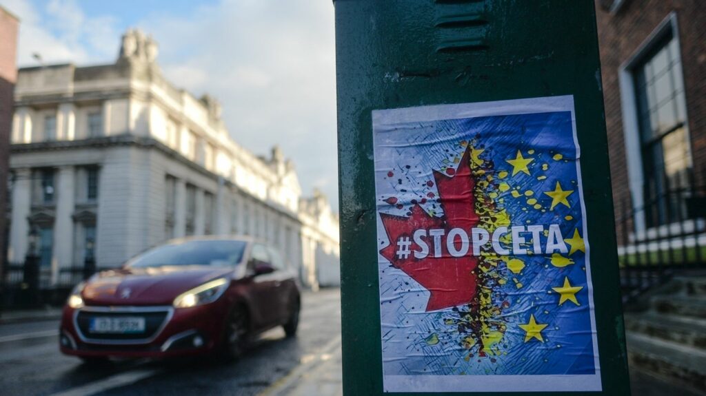 Ratification du Ceta : que va-t-il se passer après le rejet par le Sénat de l'accord de libre échange entre l'UE et le Canada ?
          Le Sénat français a voté contre la ratification du texte, cinq ans après le feu vert délivré à l'Assemblée nationale. Neuf autre Etats de l'UE n'ont toujours pas ratifié cet accord, toutefois déjà appliqué dans sa quasi-totalité.