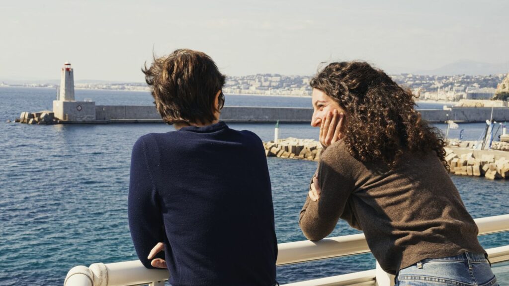 "Une famille" : Christine Angot frappe aux portes de son passé marqué par l'inceste dans un film documentaire bouleversant
          Après avoir raconté dans plusieurs livres l'inceste qu'elle a subi adolescente de la part de son père, Christine Angot revient sur cet épisode dans un premier film tranchant, et bouleversant, avec la force d'une tragédie antique.