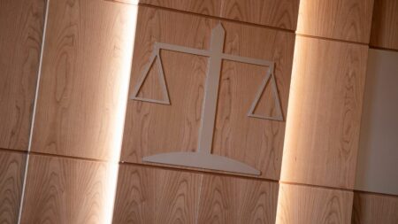 Limoges : la cour d'appel confirme la condamnation de Sébastien Buisson dans l'affaire des Nez Rouges
          Accusé d'avoir détourné près de 250 000 euros de dons au détriment d'enfants malades, Sébastien Buisson a été condamné pour abus de confiance aggravé. La peine pour trafic d'influence passif est également confirmée.