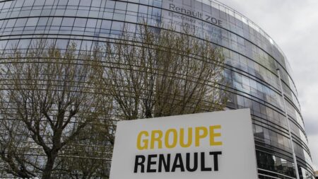 Affaire des faux espions de Renault : le principal prévenu condamné à trois ans de prison, dont un ferme
          A 65 ans, Dominique Gevrey a été reconnu coupable d'escroquerie et de tentative d'escroquerie, jeudi, par le tribunal correctionnel de Paris.