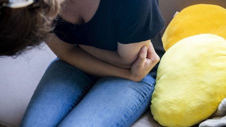 Règles douloureuses : l'article pour créer un congé menstruel rejeté en commission à l'Assemblée nationale
          Le texte prévoyait la possibilité pour les femmes d'avoir jusqu'à 13 jours d'arrêt-maladie par an, sous réserve d'un certificat médical.