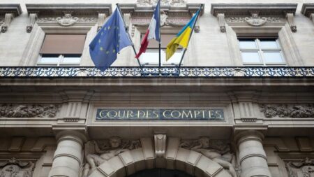 Cour des comptes critique la gestion défaillante et les politiques insatisfaisantes du Comité de prévention de radicalisation Le Comité de prévention de la radicalisation critiqué par la Cour des comptes pour ses politiques "insatisfaisantes" et sa gestion des crédits "défaillante"
Dans des termes très sévères, un rapport de la Cour des comptes publié lundi déplore le "rôle quasiment inexistant" du Comité, "un conseil scientifique au bilan très insuffisant" et "une absence d'information du Parlement".