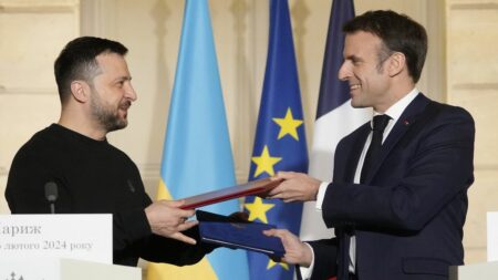 Débats tendus à l’Assemblée sur le soutien français à l’Ukraine : inquiétude au-delà des clivages politiques "L'inquiétude dépasse les clivages politiques" : les débats sur le soutien de la France à l'Ukraine s'annoncent tendus à l'Assemblée nationale
Les députés vont se prononcer mardi lors d'un débat suivi d'un vote non contraignant sur l'accord bilatéral de sécurité signé entre la France et l'Ukraine en février. À moins de trois mois des élections européennes, la séquence risque de tourner aux règlements de comptes.