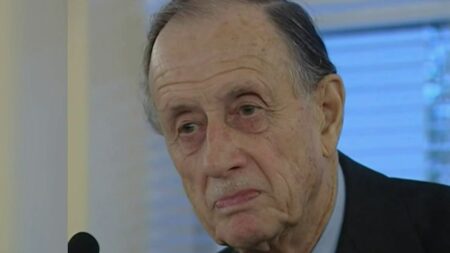 Décès de Philippe de Gaulle, fils du Général et résistant de la Seconde Guerre Mondiale Philippe de Gaulle : le résistant et fils du général est décédé
Philippe de Gaulle, fils du général de Gaulle qui avait participé à la résistance pendant la Seconde Guerre mondiale, est mort, mercredi 13 mars. Au-delà de ses engagements tout au long de sa vie, il a œuvré à préserver la mémoire de son père.