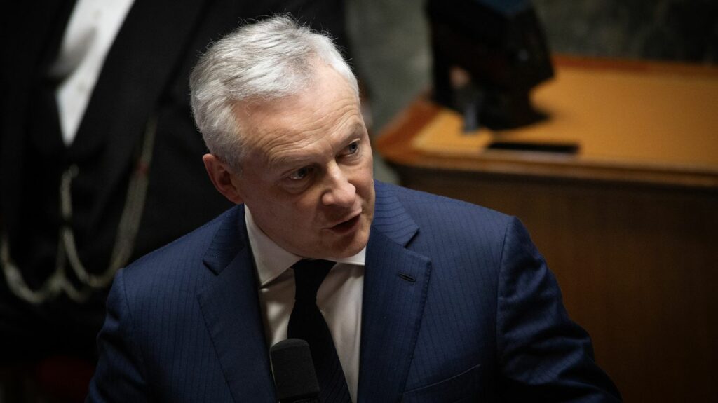 Réduction du déficit public : "Les impôts n'augmenteront pas", promet Bruno Le Maire
          Le déficit public pour l'année 2023, initialement prévu à 4,9% du PIB, pourrait en réalité s'élever à 5,6%, selon de récentes prévisions de Bercy.