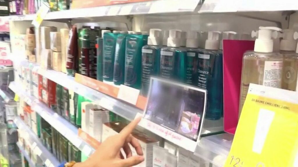 Délinquance : des commerçants affichent les voleurs dans leur magasin, une pratique bientôt légalisée ?
          Pour lutter contre le fléau du vol à l'étalage, des commerçants décident d'afficher la photo des voleurs présumés dans leurs rayons. Une pratique soutenue par une association, mais qui n'est pas encore légale.