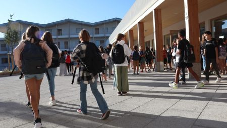 Reportage



  

  
  

      

  

  
    "Il faudrait un système extrêmement facile, extrêmement rapide" : le déploiement d'une force mobile ne fait pas l'unanimité auprès des personnels des établissements scolaires
          Alors que la ministre de l'Education nationale a annoncé, vendredi, le déploiement d'une force mobile scolaire pour assurer la sécurité dans les établissements scolaires, l'idée divise parmi les personnels.