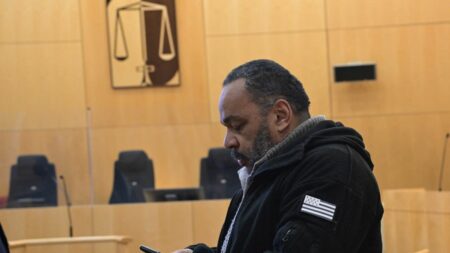 Dieudonné condamné à 3 000 euros pour diffamation contre Manuel Valls
          L'humoriste controversé a été jué pour avoir diffamé l'ancien Premier ministre en l'accusant d'agression sexuelle.