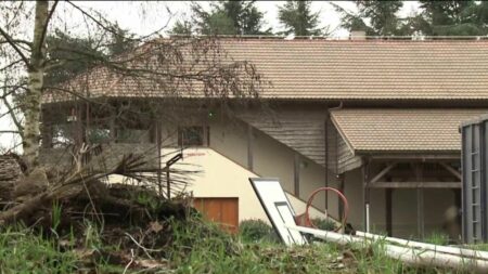 Disparition du petit Émile : son grand-père se défend après les révélations sur son passé
          Le grand-père d'Émile, l'enfant disparu en juillet 2023 dans les Alpes-de-Haute-Provence, fait face aux révélations sur son passé de chef scout dans un pensionnat gangréné par les violences.