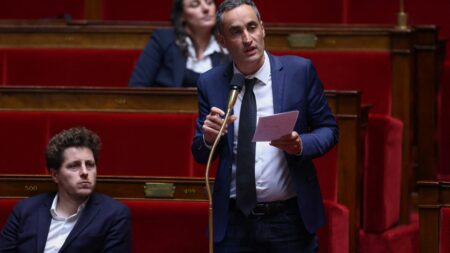 Polluants éternels : pour promouvoir leur interdiction, les écologistes multiplient les tests de contamination, y compris auprès de personnalités
          À l'Assemblée nationale, les écologistes s'attaquent aux polluants éternels. Leur proposition de loi, qui sera examinée le 4 avril, s'appuie sur des tests menés depuis un an par des députés, sur des échantillons d'eau du robinet et sur des mèches de cheveux.