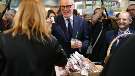 Reportage



  

  
  

      

  

  
    Au Salon de l'agriculture, un accueil chaleureux mais sans effusion pour Édouard Philippe
          Dans les allées, l'ancien Premier ministre teste sa popularité, quitte à surjouer son côté bon vivant.