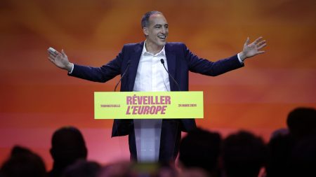 Élections Européennes 2024: Raphaël Glucksmann, tête de liste PS-Place Publique, en tête à gauche Élections européennes 2024 : Raphaël Glucksmann en pole position à gauche
Raphaël Glucksmann est le troisième homme des élections européennes, selon les sondages. Il est la tête de liste PS-Place publique.