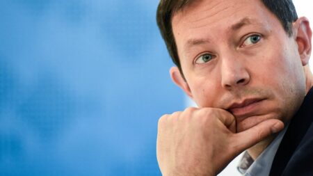 Élections européennes: Bellamy mobilise parlementaires LR pour booster sa campagne Élections européennes : François-Xavier Bellamy veut mobiliser tous les parlementaires LR dans sa campagne
Pour tenter de monter dans les sondages, le candidat aux élections européennes François-Xavier Bellamy a besoin de toutes les forces vives de son parti. Il a ainsi invité tous les députés et sénateurs LR à un premier brainstorming en visioconférence lundi.