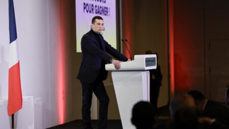 Élections européennes: Sylvain Maillard affirme que Jordan Bardella est rarement au Parlement, malgré un taux de présence de 94% Vrai ou faux
Élections européennes : Est-ce vrai de dire que Jordan Bardella "n'est jamais" au Parlement européen ?
Alors que la campagne pour les élections européennes est lancée, le président du groupe Renaissance à l'Assemblée nationale, Sylvain Maillard, assure que Jordan Bardella "n'est jamais" au Parlement européen. On ne peut pas dire ça, le candidat du Rassemblement national affiche un taux de présence de 94%, même s'il est moins actif que ses principaux concurrents.