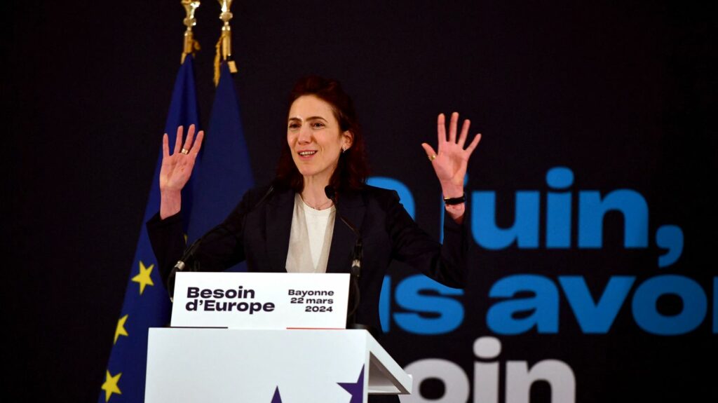 Reportage



  

  
  

      

  

  
    "Ça va être compliqué" : entre poussée du RN et "déficit de notoriété", les militants Renaissance tentent de soutenir Valérie Hayer
          A moins de trois mois des élections européennes, la tête de liste de la majorité enchaîne les meetings pour se faire connaître du grand public et rivaliser avec Jordan Bardella.