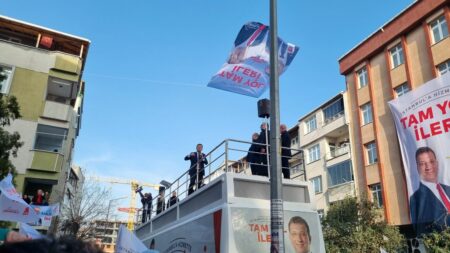Turquie : à Istanbul, la campagne pour les élections municipales prend une dimension nationale
          La campagne pour les municipales bat son plein en Turquie, à un mois des élections. À Istanbul, le président Erdogan s'implique pleinement dans la campagne pour faire tomber le maire et candidat de l'opposition.