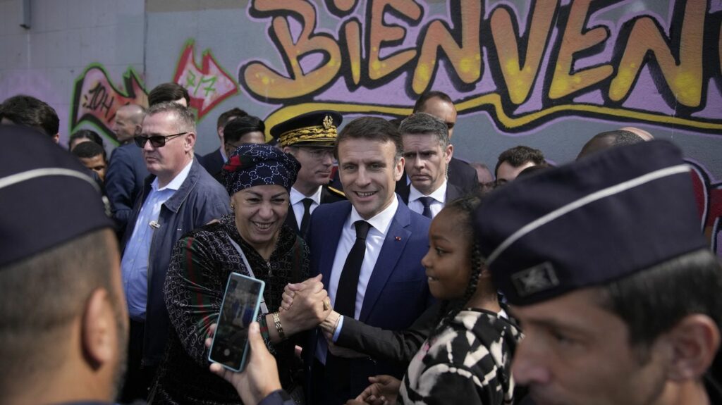 Édito



  

  
  

      

  

  
    Visite d'Emmanuel Macron à Marseille : le chef de l’État est venu redorer son blason dans la deuxième ville de France
          Emmanuel Macron a effectué une visite surprise mardi à Marseille, cité de la Castellane, pour le lancement de la première  d'opération "Place nette XXL" contre le trafic de drogue. L'occasion de montrer une image nettement plus positive après un déplacement chaotique au salon de l'agriculture.