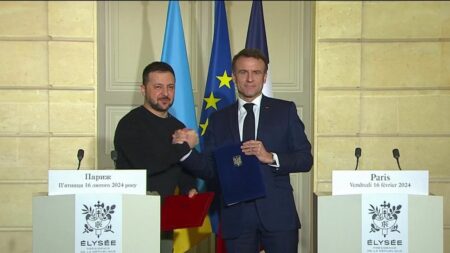 Emmanuel Macron donne des explications sur le soutien de la France à l’Ukraine le 14 Mars Guerre en Ukraine : le discours d'Emmanuel Macron sur le soutien de la France est attendu
Emmanuel Macron s'exprime, jeudi 14 mars, aux JT de 20 Heures de TF1 et de France 2, sur le soutien de la France à l'Ukraine. Les Français attendent des explications.