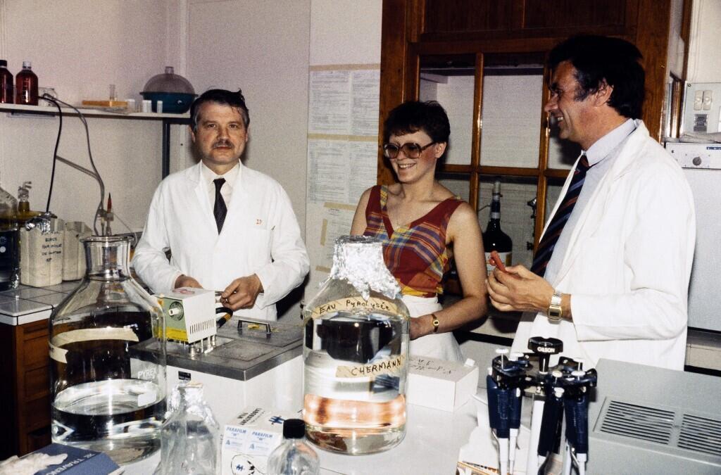 Les professeurs Jean-Claude Chermann (D), Françoise Barré-Sinoussi (C) et Luc Montagnier (L), qui ont participé à la découverte du virus de l'immunodéficience humaine (VIH) responsable du SIDA, posent le 25 avril 1984 dans leur laboratoire de recherche sur le virus du Sida à l'Institut Pasteur de Paris.