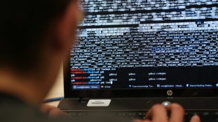 Cyberattaque contre plusieurs ministères : le parquet de Paris ouvre une enquête
          Ces attaques, qui ont commencé dimanche soir, ont été d'une "intensité inédite". Elles ont été revendiquées par le groupe Anonymous Sudan, qui regroupe des militants prorusses.