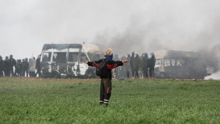 Mégabassines : l'enquête sur les quatre manifestants gravement blessés à Sainte-Soline doit aboutir "à la fin du premier semestre 2024"
          Près d'un an après la manifestation violente contre le projet de méga-bassines, le Parquet de Rennes a fait le point vendredi sur l'enquête en cours pour "violences par dépositaire de l’autorité publique" et "non-assistance à personne en danger".