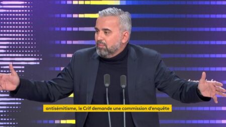 Fin de "l'État providence" : si Bruno Le Maire "déteste l'État, qu'il aille dans le privé", réplique Alexis Corbière
          Le ministre de l'Économie a appelé à en finir avec "l'État-providence" pour le remplacer par "l'État protecteur". D'après le député insoumis, le ministre "veut affaiblir l'État".