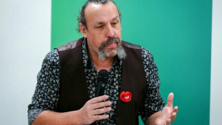 Importations agricoles ukrainiennes : "Il fallait trouver une solution, ce n'est pas celle que j'aurais choisie", reconnaît l'eurodéputé écologiste Benoît Biteau
          Les États de l'Union européenne et le Parlement européen se sont entendus, mercredi 20 mars, pour plafonner certaines importations agricoles ukrainiennes exemptées de droits de douane (œufs, volailles, sucre, avoine, maïs et miel).