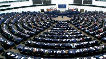 Parlement européen : des eurodéputés payés pour exercer de la propagande russe ?
          Une enquête, amorcée par les services de renseignement tchèques, a mis en lumière un vaste réseau d'influence russe au sein du Parlement européen.