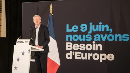 Européennes 2024: Bruno Le Maire à Bayonne pour lutter contre le défaitisme et soutenir Valérie Hayer Elections européennes 2024 : à Bayonne, Bruno Le Maire veut lutter contre le "défaitisme" dans la majorité
Le ministre de l'Economie est venu soutenir la tête de liste Renaissance pour les élections européennes, Valérie Hayer.